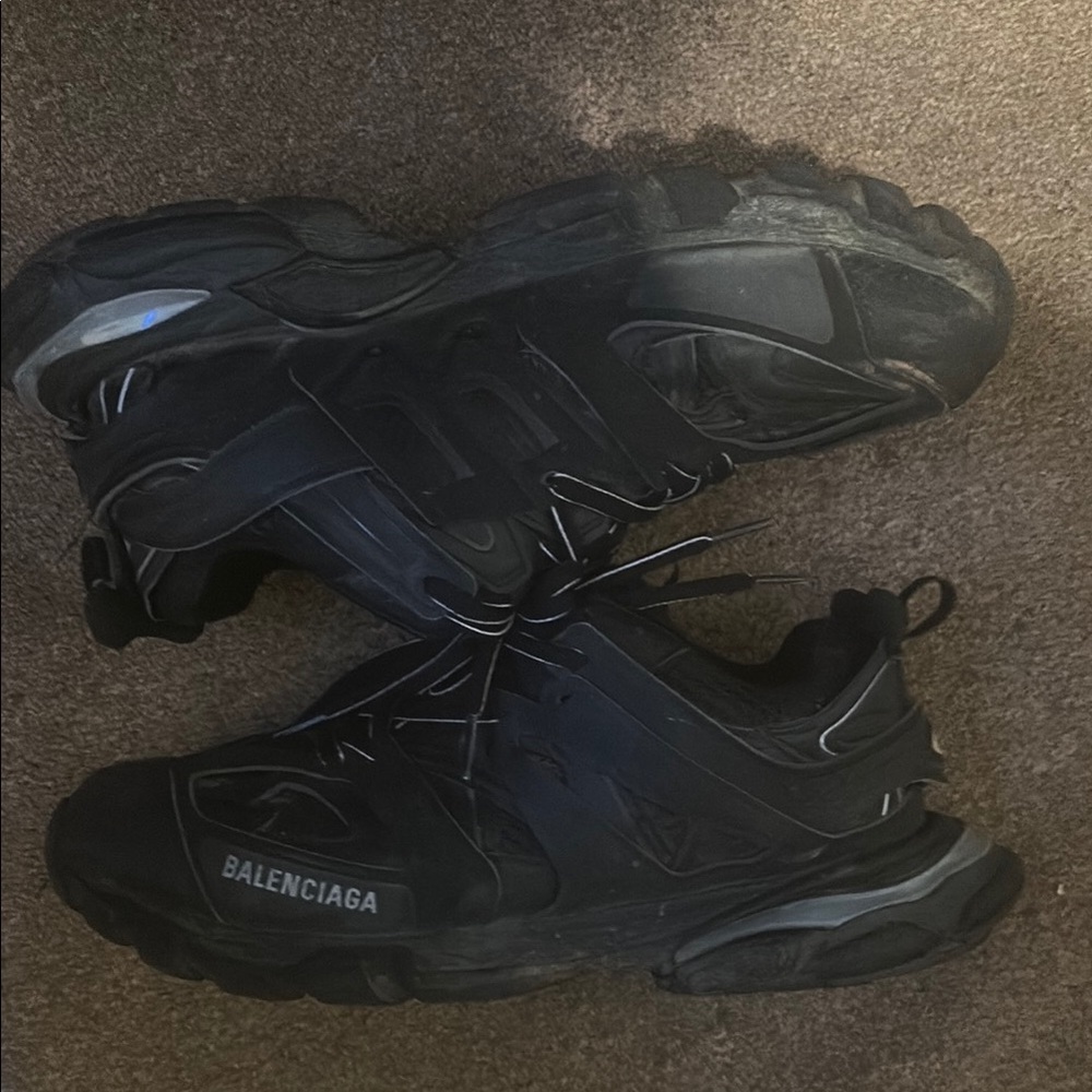 you HAVE TO TEXT ME BEFORE YOU BUY
Balenciaga Black Chunky Sneakers